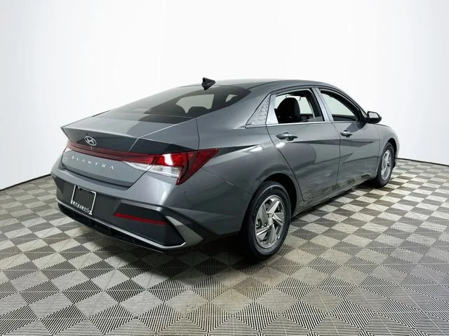 New 2026 Hyundai ELANTRA SE