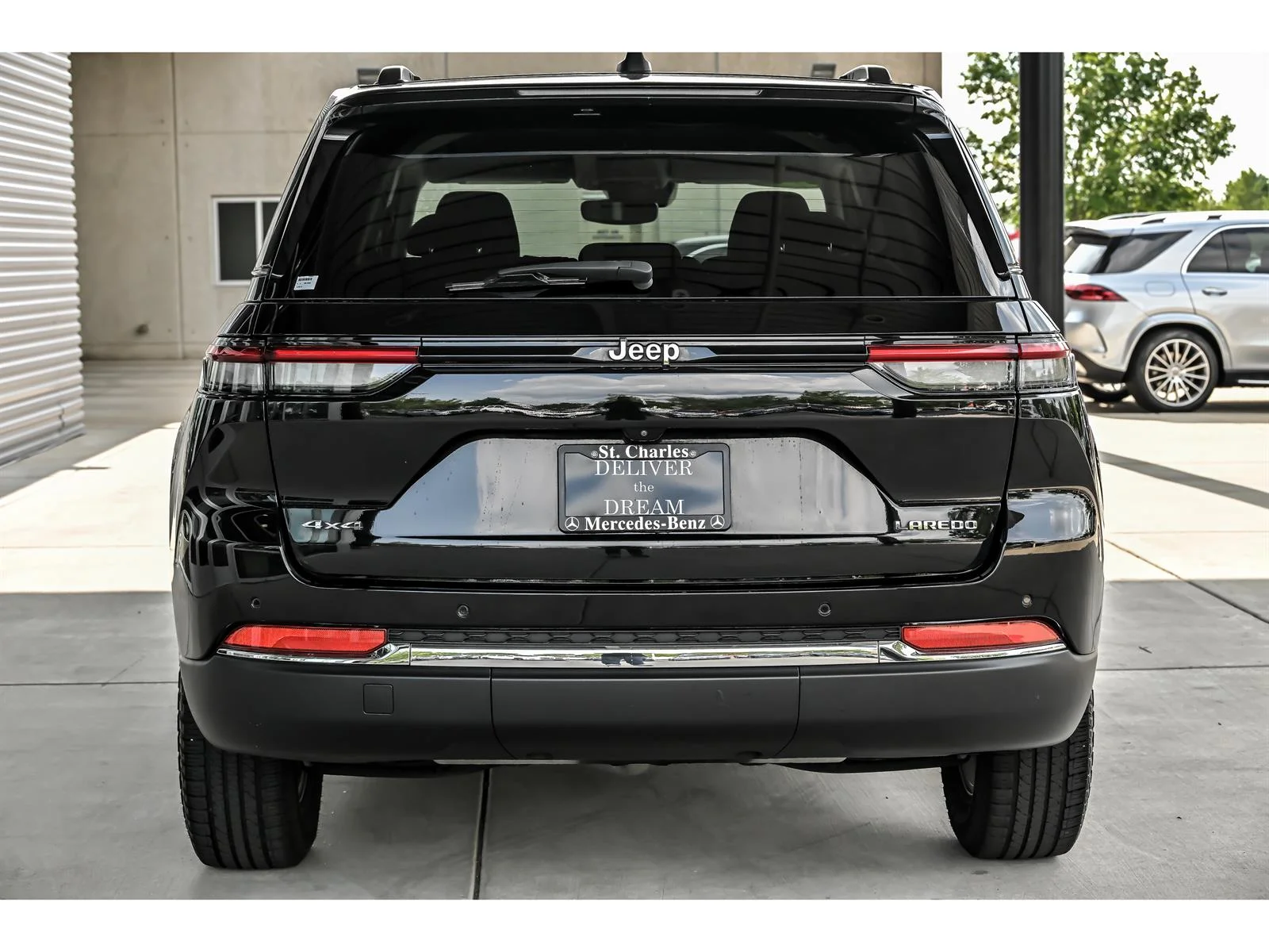 Used 2023 Black Jeep Laredo image 6