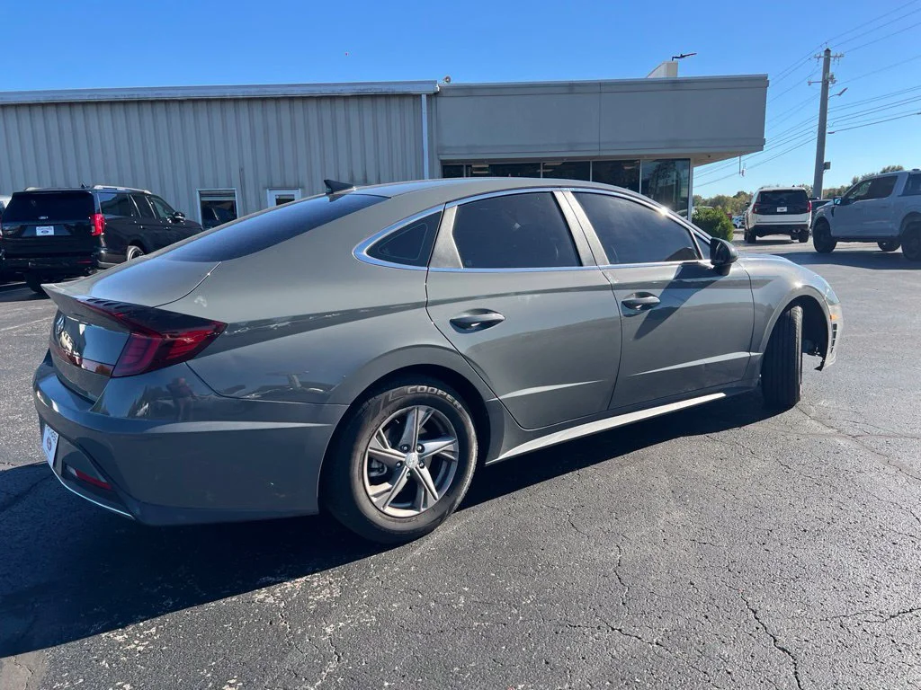 Used 2020 Gray Hyundai SE image 3