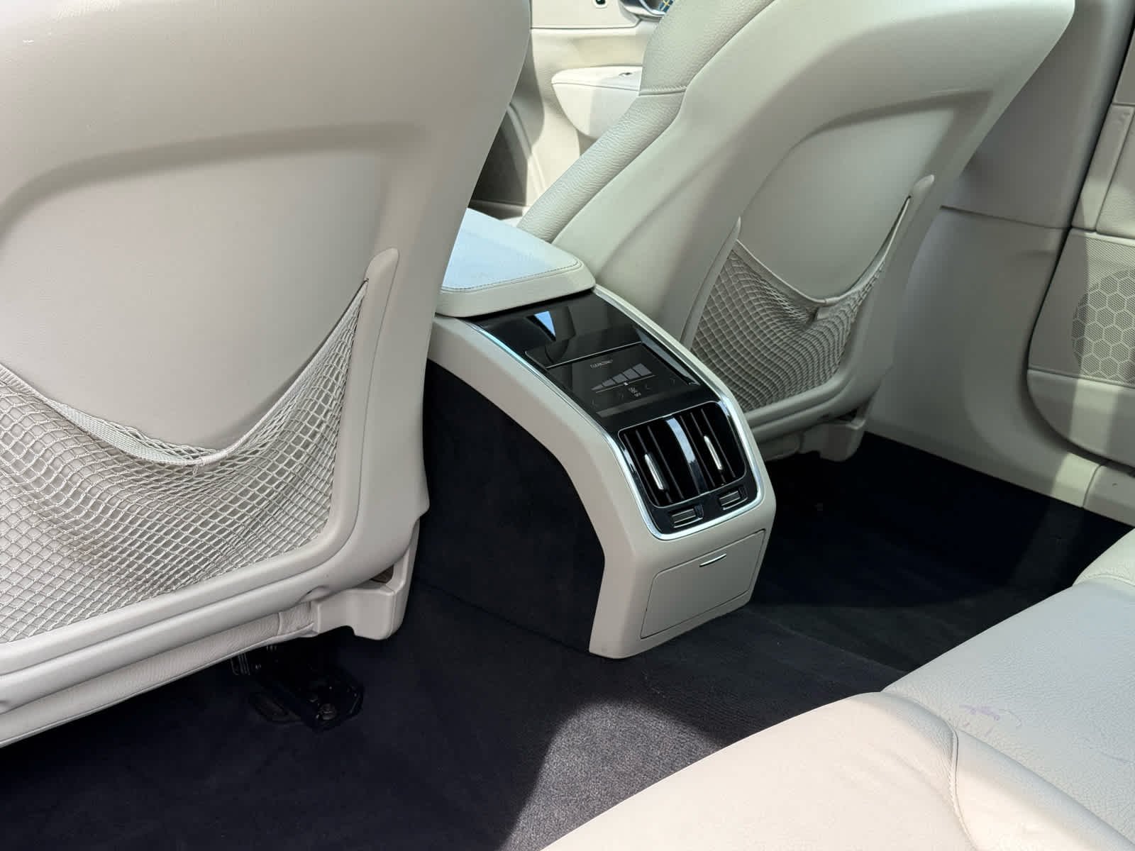 Used 2018 OSMIUM GRAY METALLIC Volvo Momentum image 28