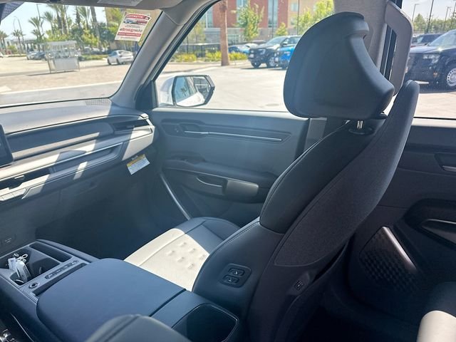 New 2026 Glacial White Kia Wind AWD image 25