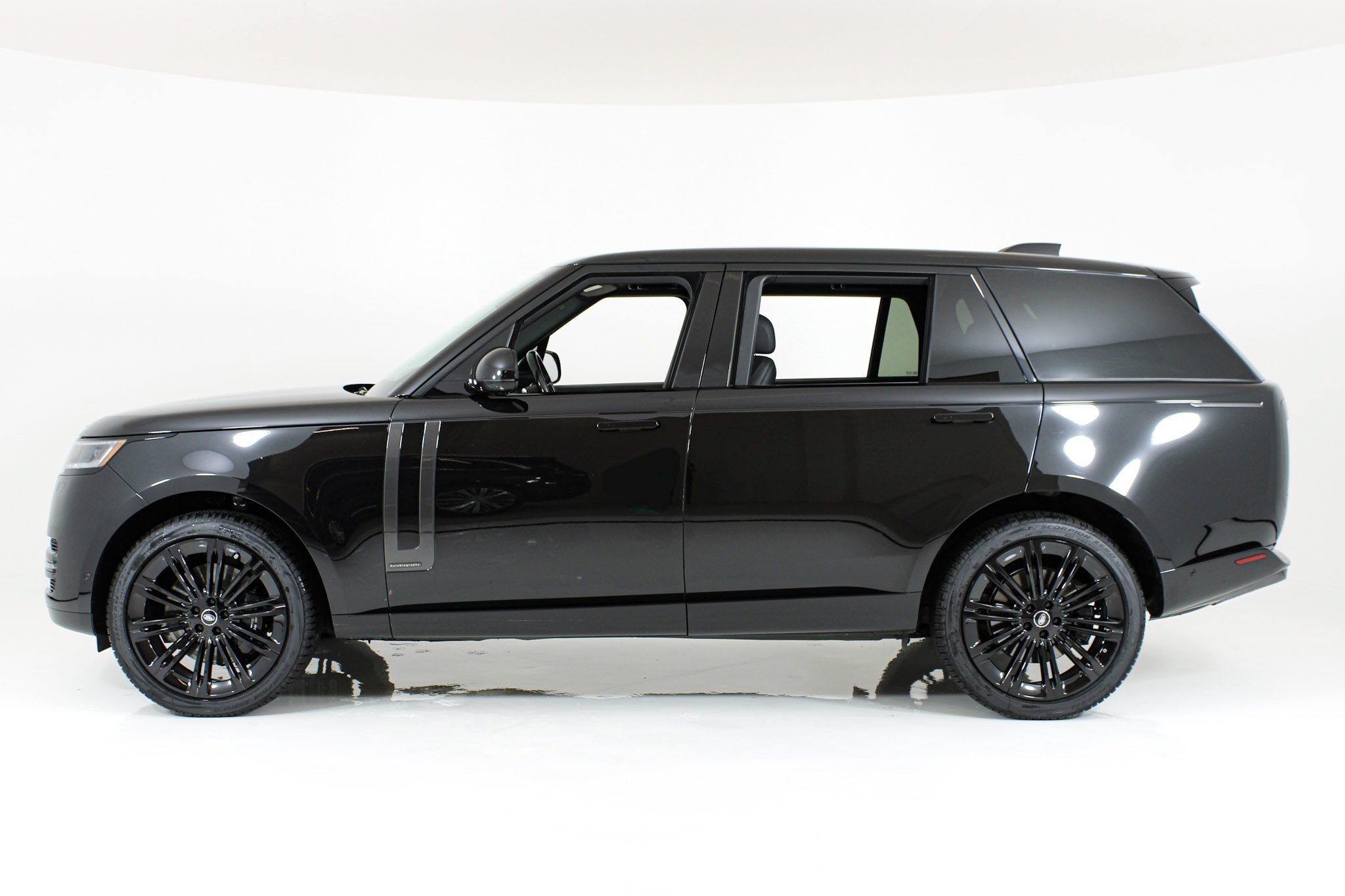Used 2025 Black Land Rover Autobiography image 3