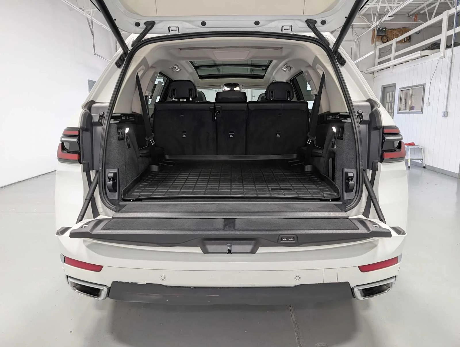 Used 2023 Alpine White BMW xDrive40i image 44