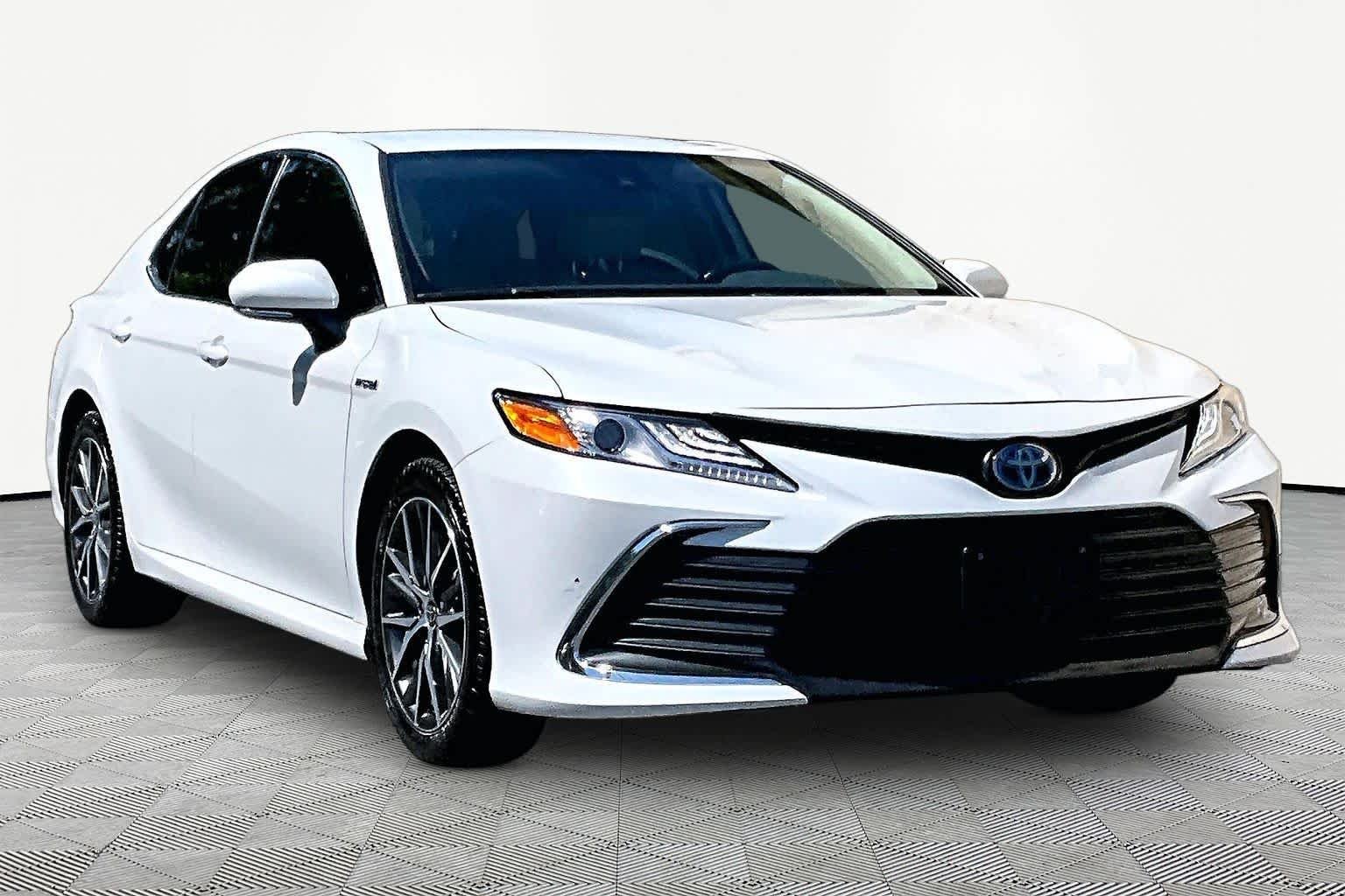 Used 2021 Wind Chill Pearl Toyota Hybrid XLE image 3