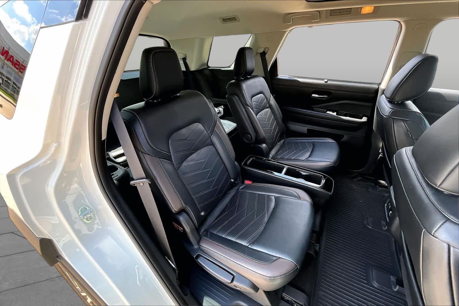 Used 2022 Pearl White Tricoat Nissan Platinum image 19
