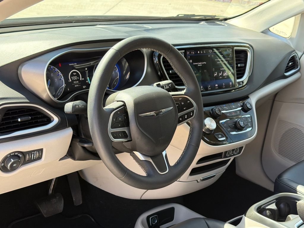 Used 2024 Silver Chrysler Touring L image 21
