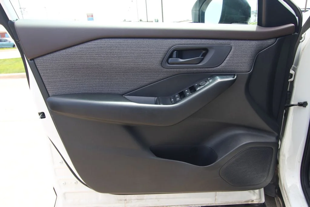 Used 2023 White Nissan S image 34