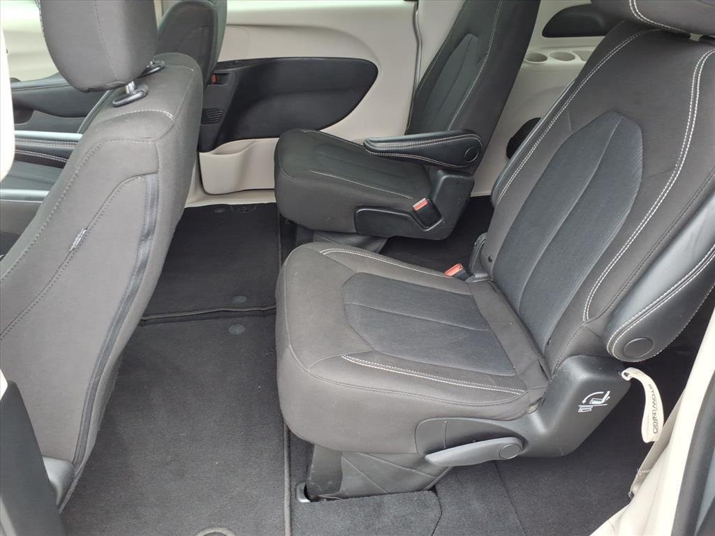 Used 2023 Silver Mist Clearcoat Chrysler LX image 13