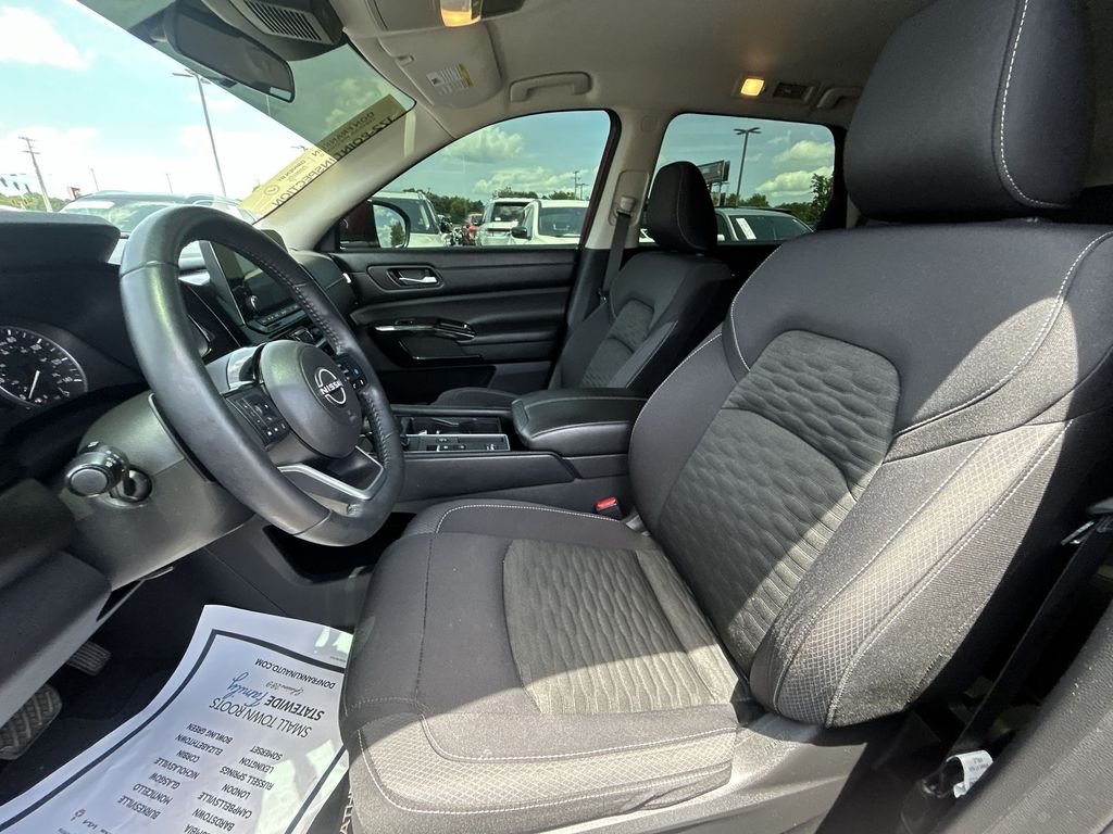 Used 2022 Red Nissan SV image 17
