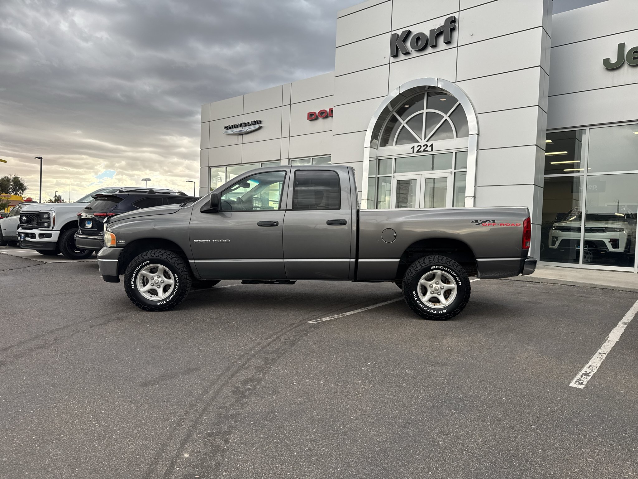 Used 2005 Gray Dodge SLT image 25