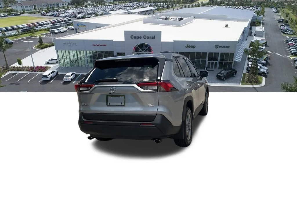 Used 2025  Toyota XLE image 18