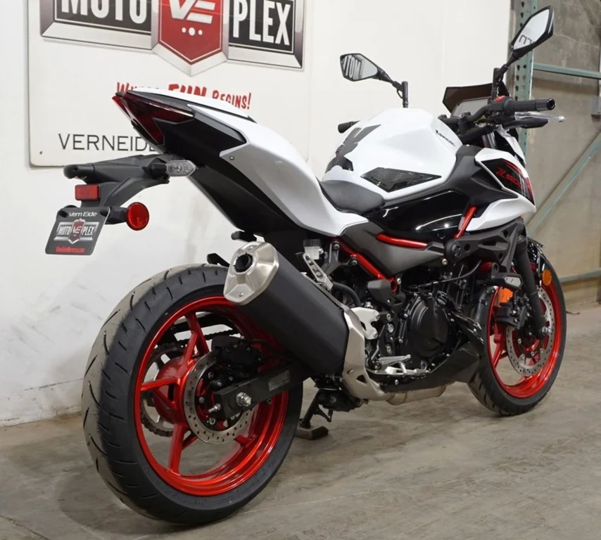 New 2026 Pearl Blizzard White/Ebony Kawasaki SE ABS image 2