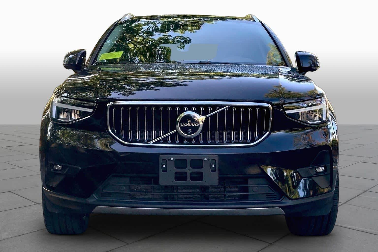 Used 2024 Onyx Black Metallic Volvo Plus Bright Theme image 3
