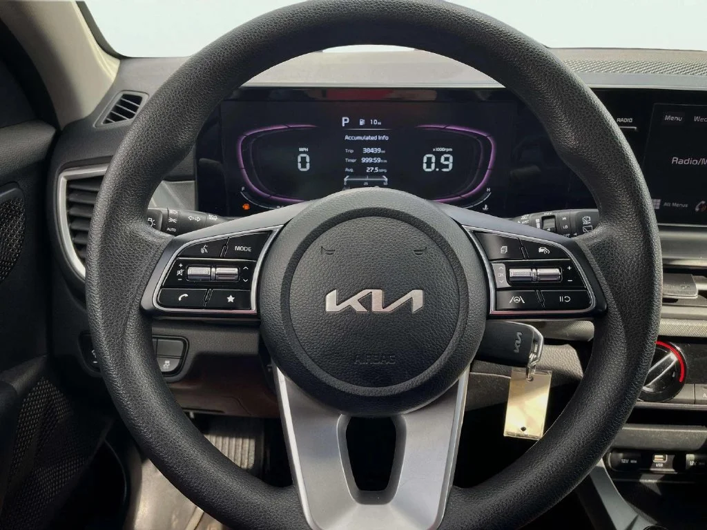 Used 2024 Snow White Pearl Kia LX image 16