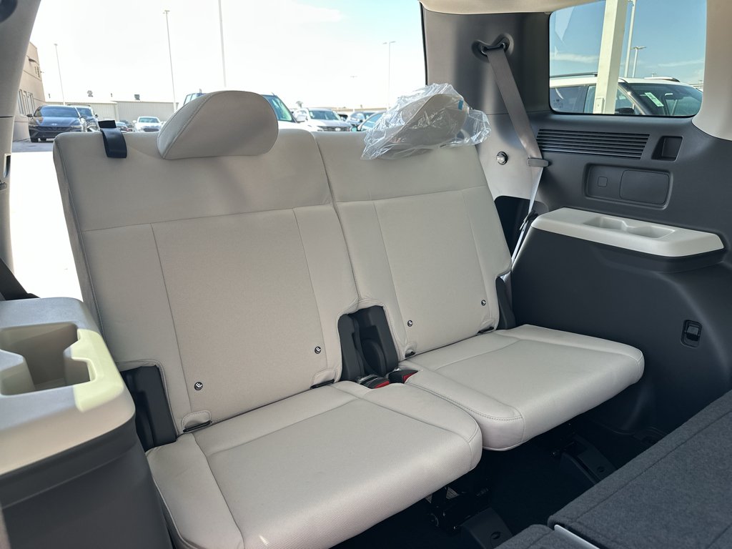 New 2027 Hampton Gray Hyundai SE image 35