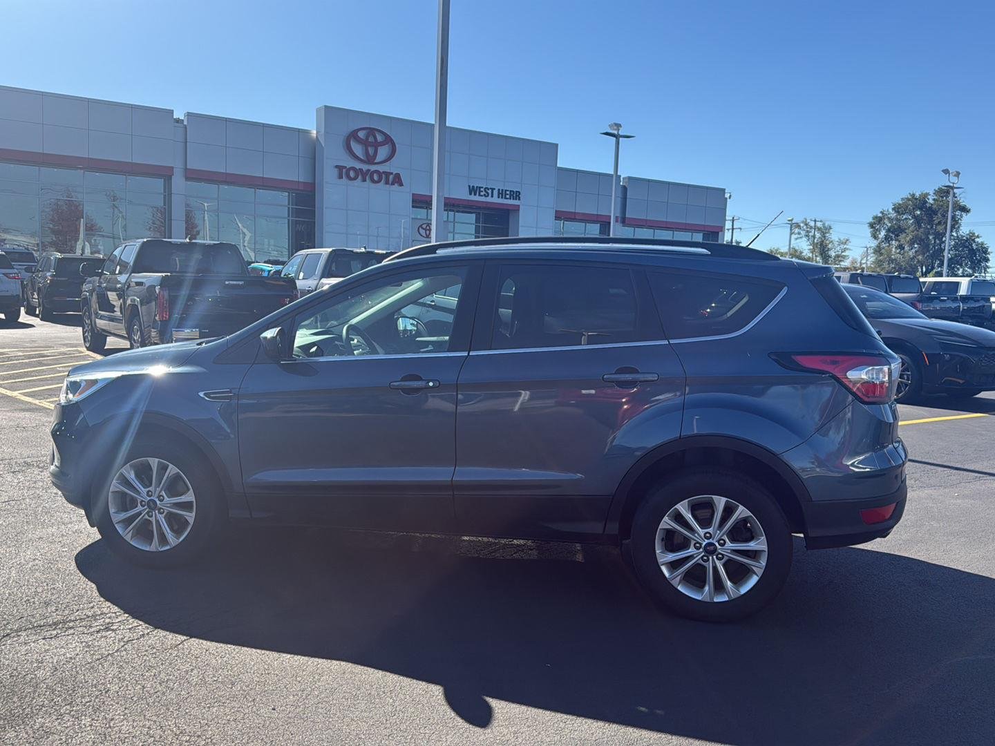 Used 2018 Blue Ford SE image 6