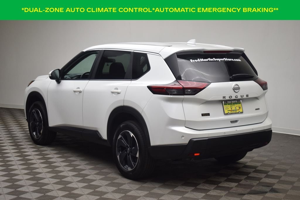 Used 2025 Everest White Pearl Nissan SV image 4