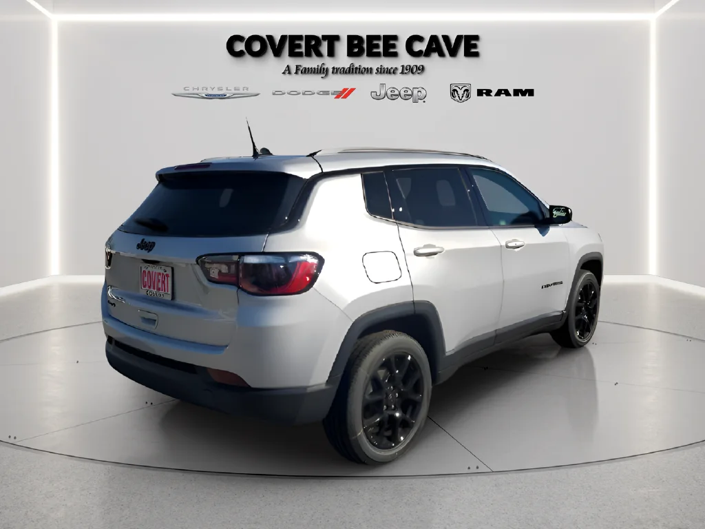New 2026 Silver Zynith Metallic Clearcoat Jeep Latitude image 13