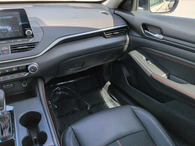 Used 2019 White Nissan 2.5 SR image 16