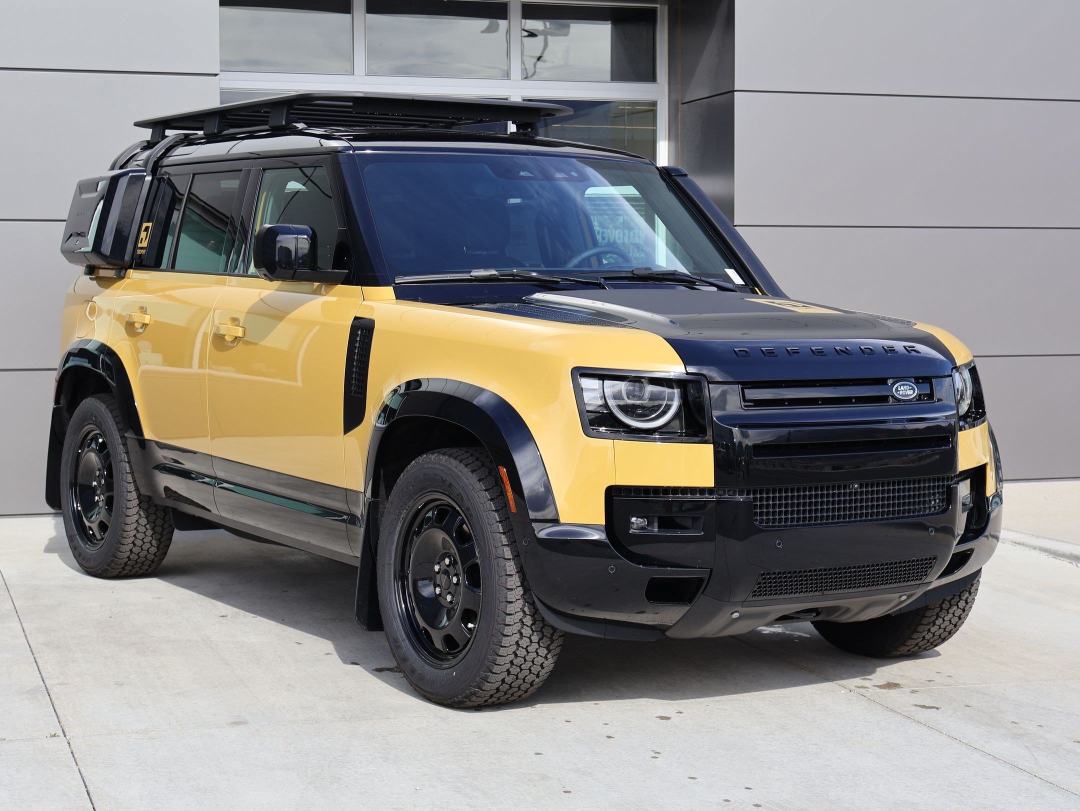 New 2026 Deep Sandglow Yellow LAND ROVER P400 Trophy Edition Deep Sandglow image 3
