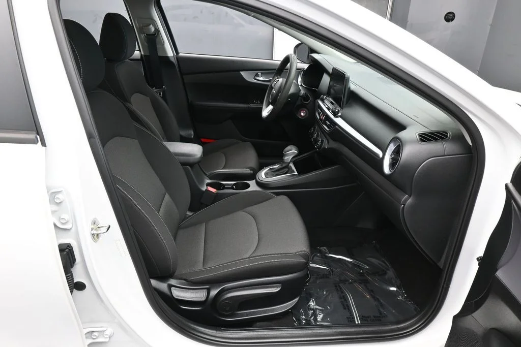 Used 2023 Snow White Pearl Kia LXS image 34