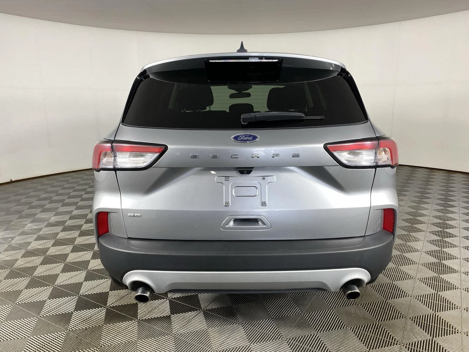 Used 2022 Iconic Silver Ford SE image 9