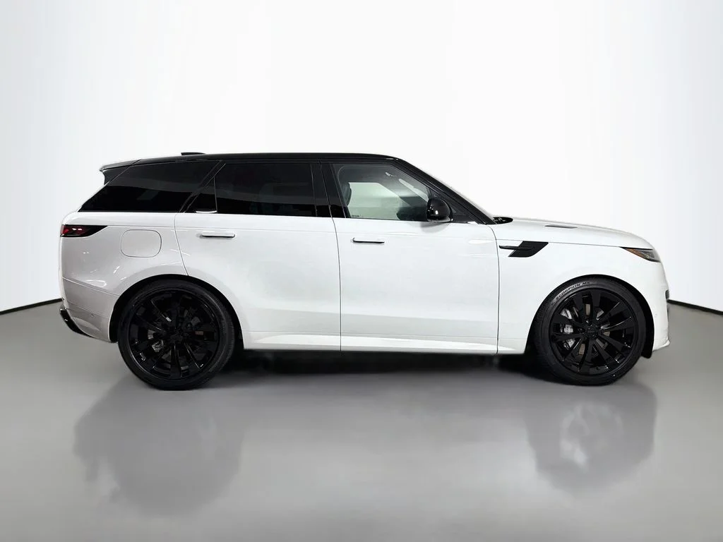 New 2026 Fuji White Land Rover Dynamic SE image 4