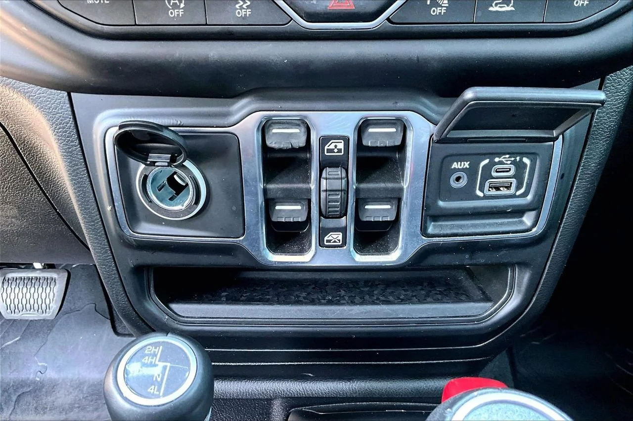 Used 2021 Silver Jeep Sahara High Altitude image 17