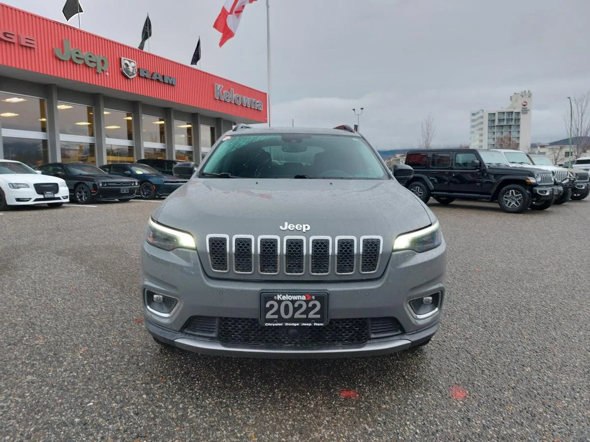 Used 2022 Grey Jeep Limited 4x4 image 3