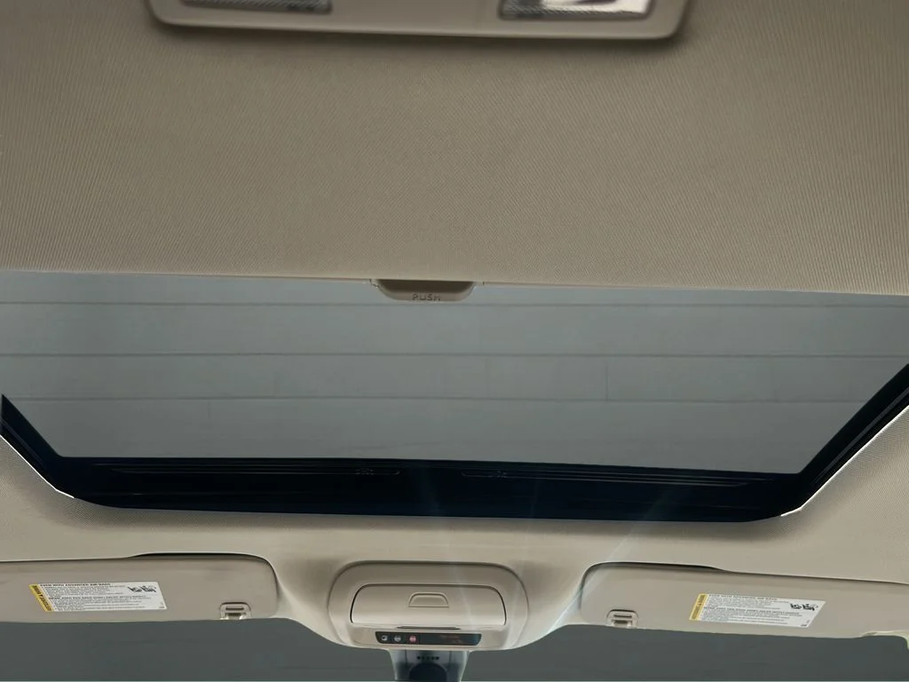 Used 2022 White Buick Avenir image 22