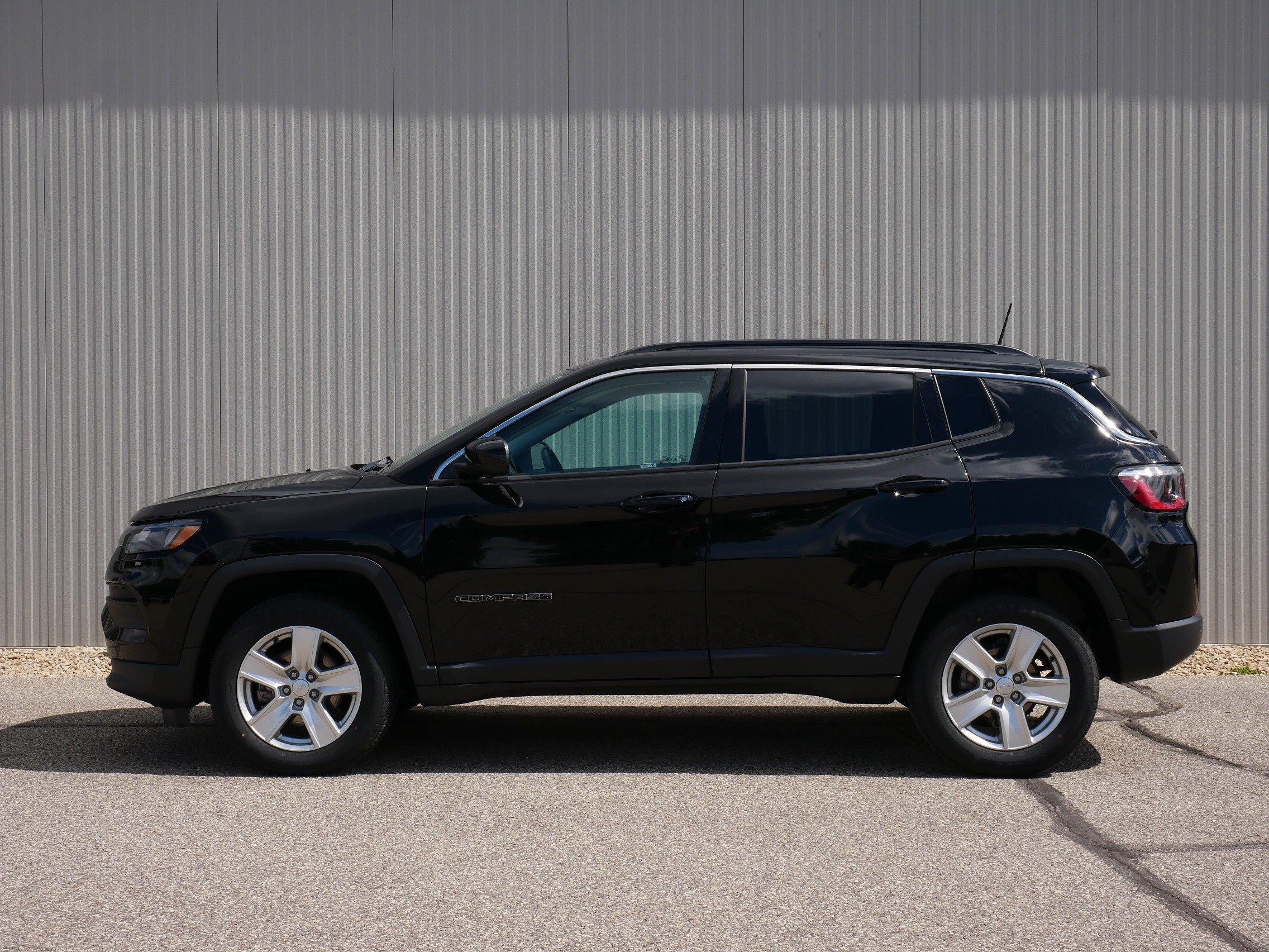 Used 2022 Jeep Compass Latitude with VIN 3C4NJDBB8NT102004 for sale in Northfield, Minnesota
