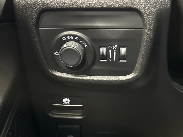 Used 2023 Velvet Jeep Altitude X image 23