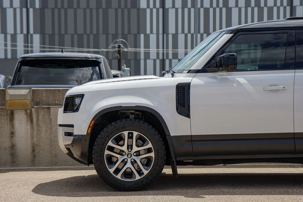 Used 2023 Fuji White Land Rover SE image 7