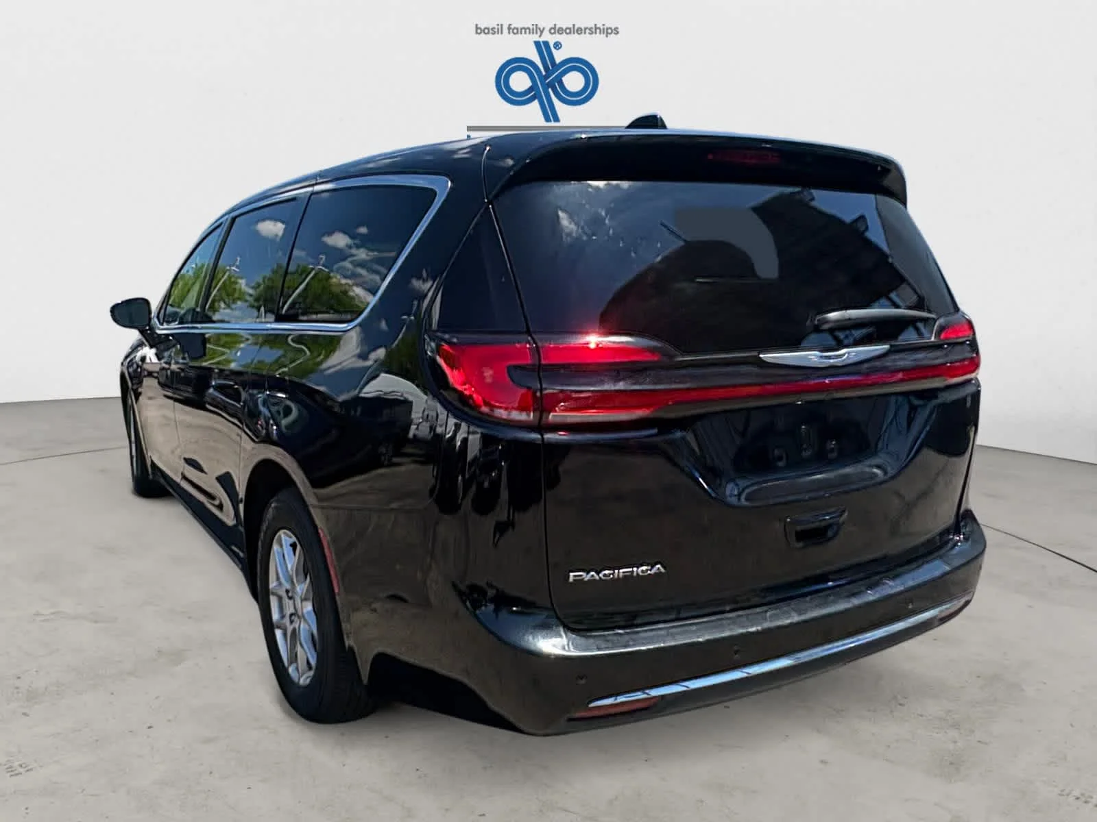 Used 2025 Diamond Black Crystal Pearlcoat Chrysler Select image 4
