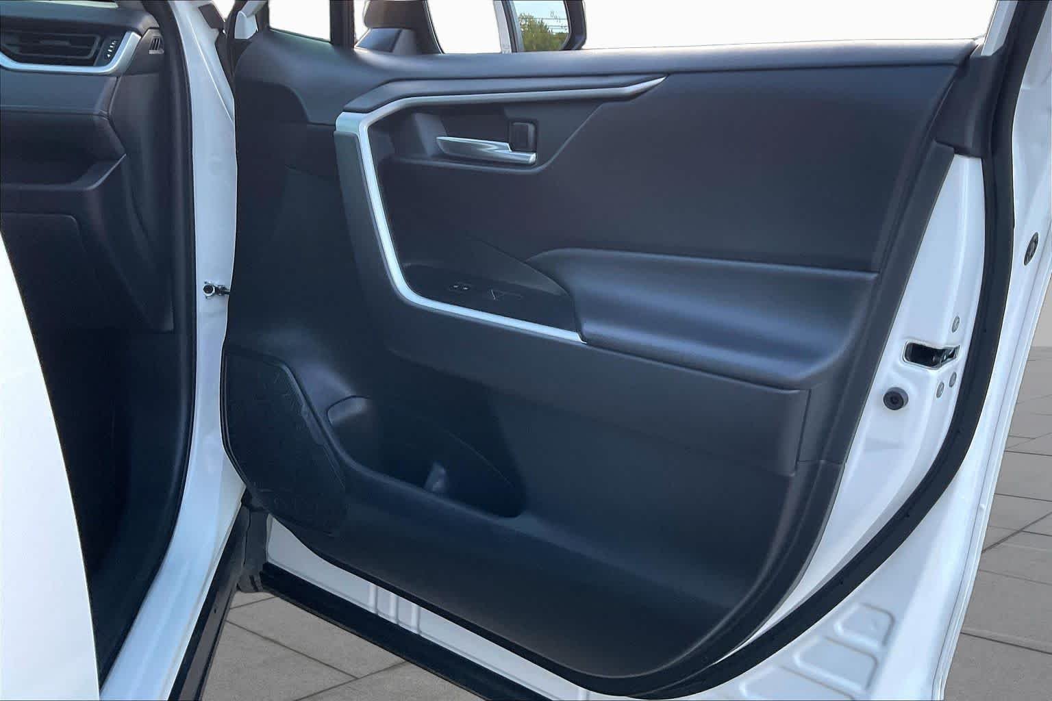 Used 2025 Ice Cap Toyota XLE image 22