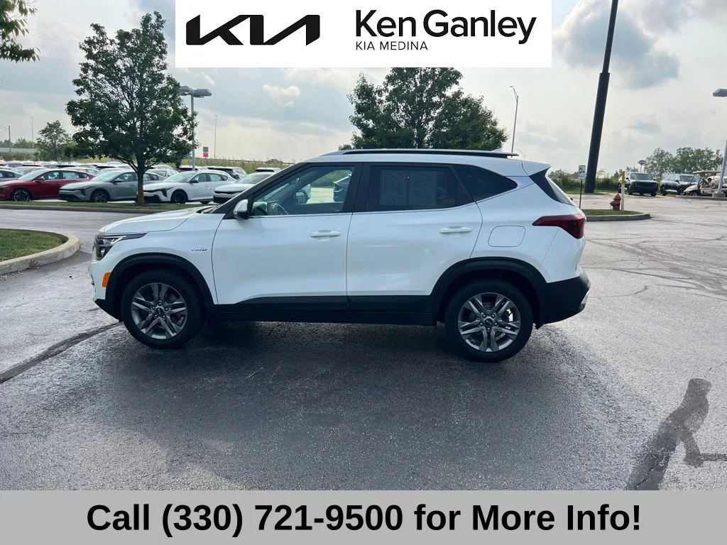 Used 2021 White Kia S image 15