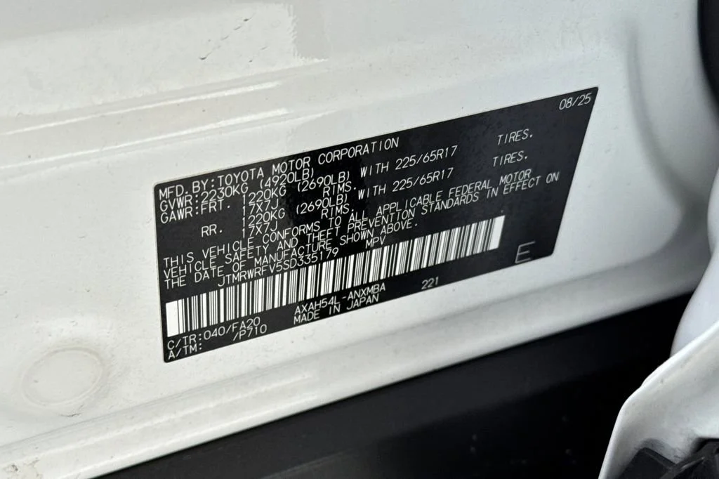 2025 Toyota RAV4 XLE - Photo 29