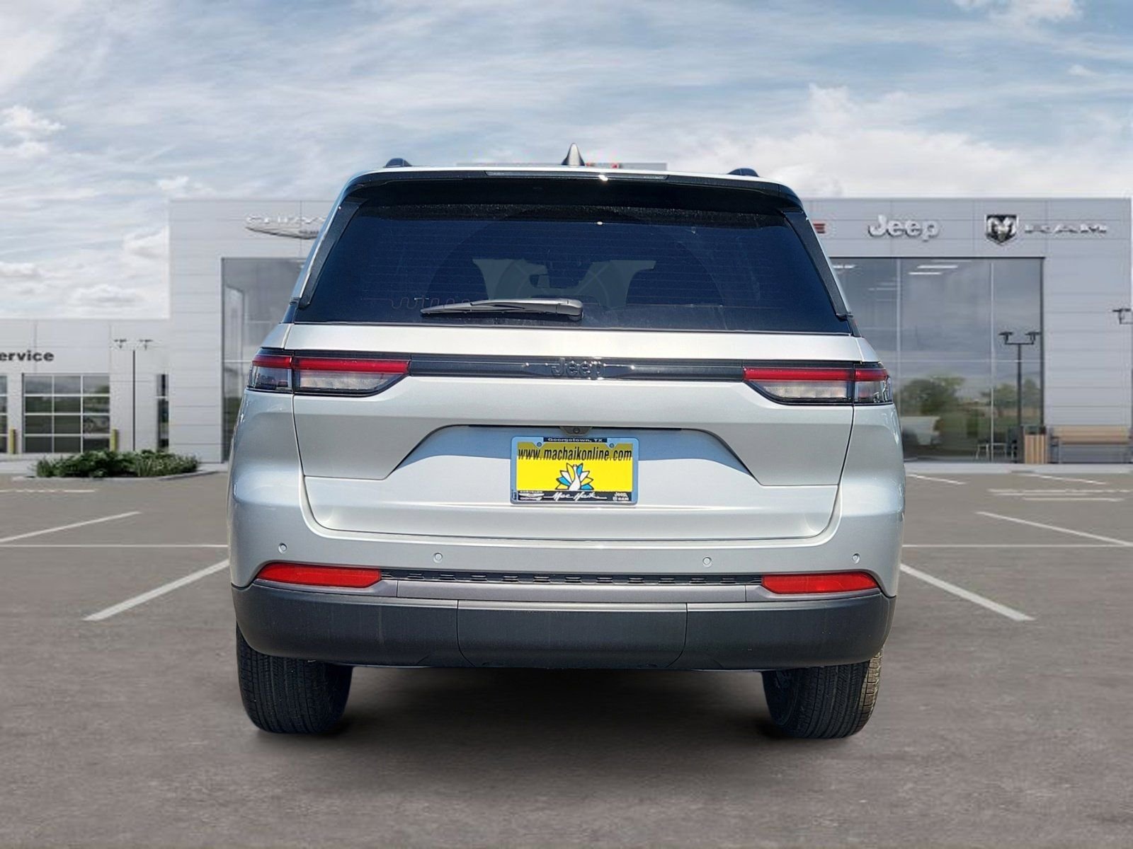 New 2026 Silver Zynith Exterior Paint Jeep Altitude image 4