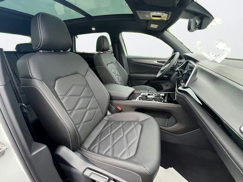 New 2026 White/off-white Volkswagen SE w/Technology image 12