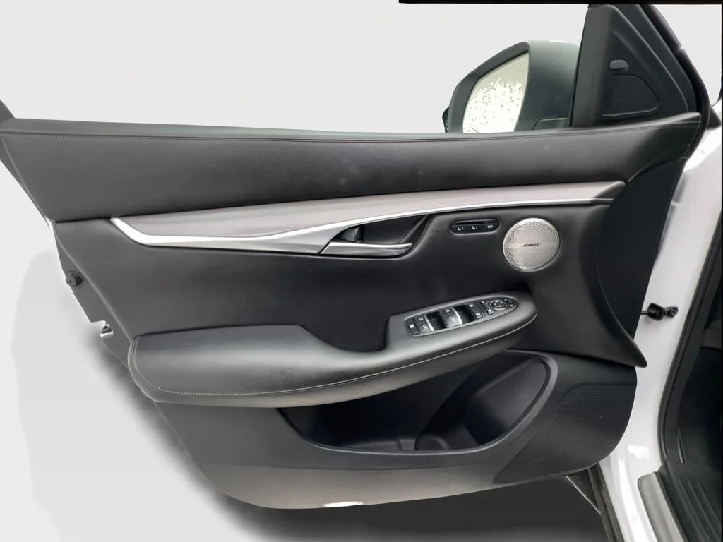 Used 2023 White INFINITI LUXE image 21