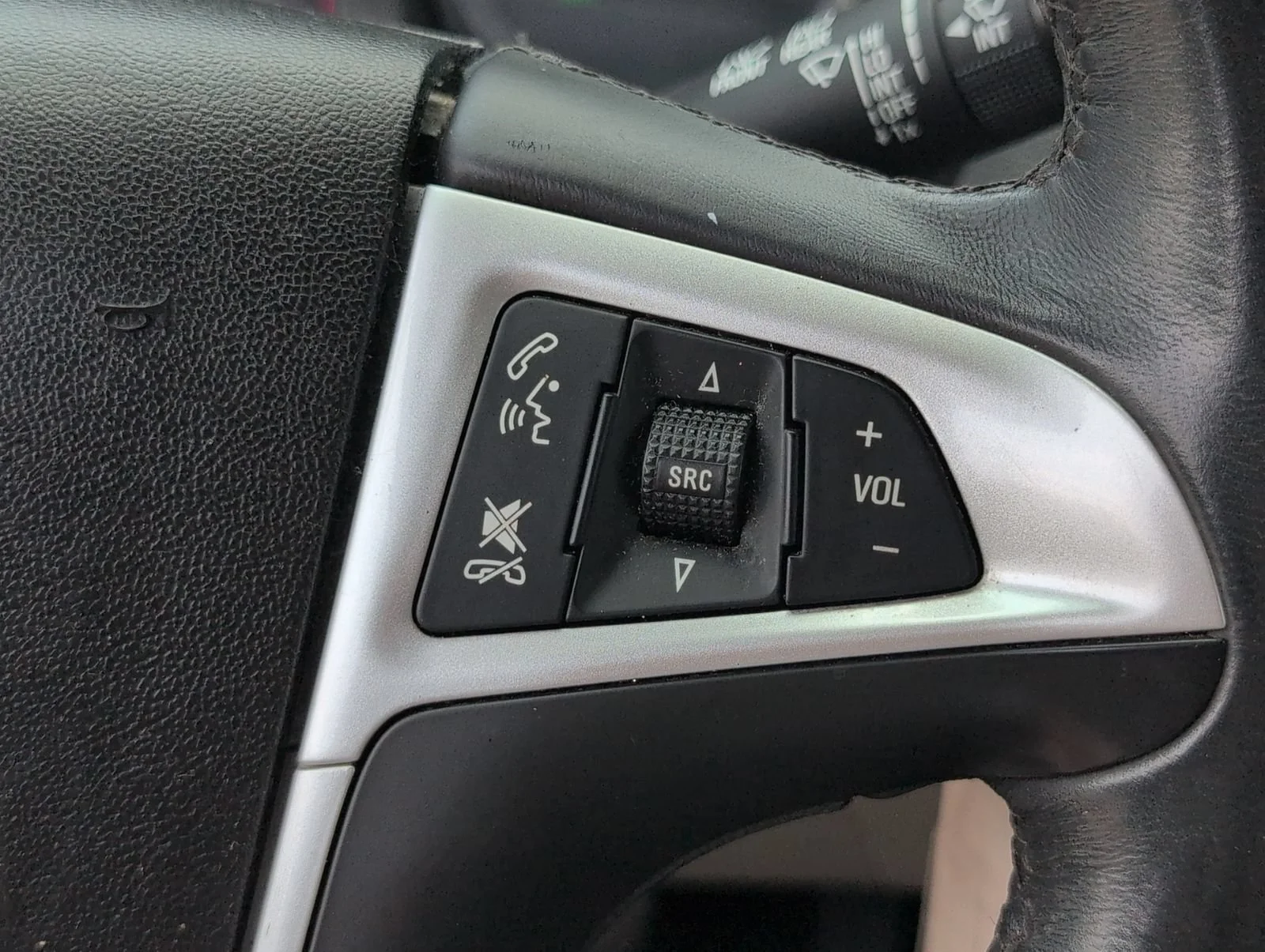 Used 2015 CRYSTAL RED TINTCOAT GMC SLT image 24