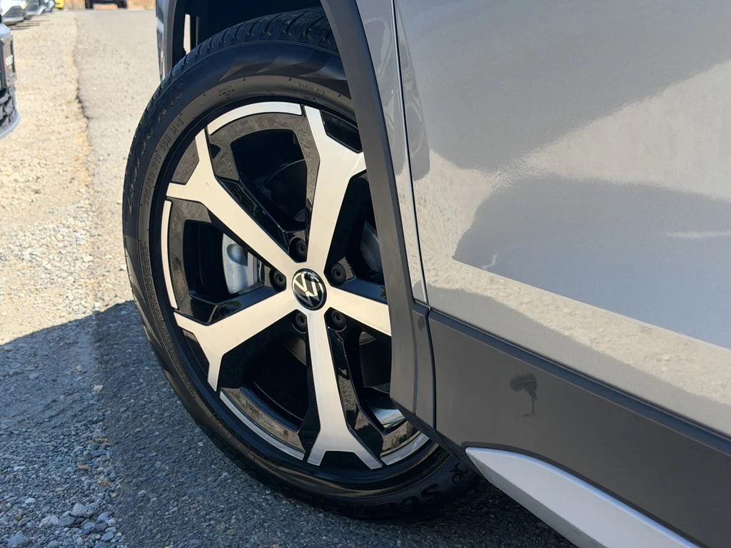 New 2026 Pyrite Silver Metallic Volkswagen SE image 10
