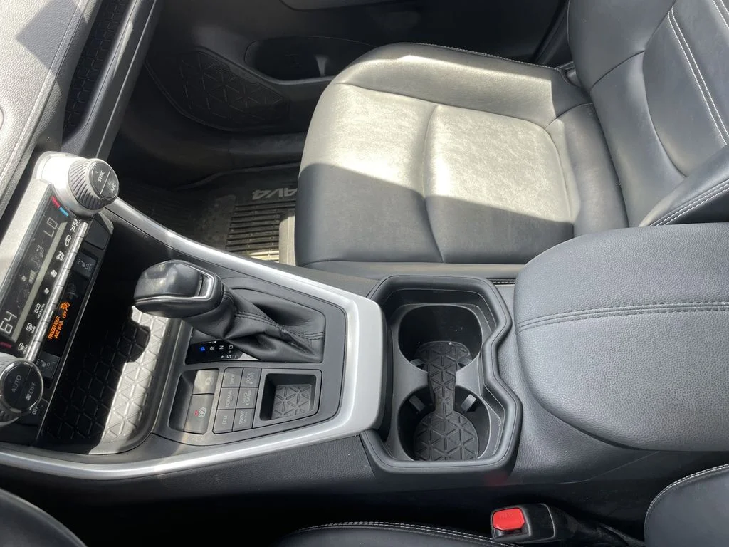 Used 2019 Super White Toyota XLE Premium image 23