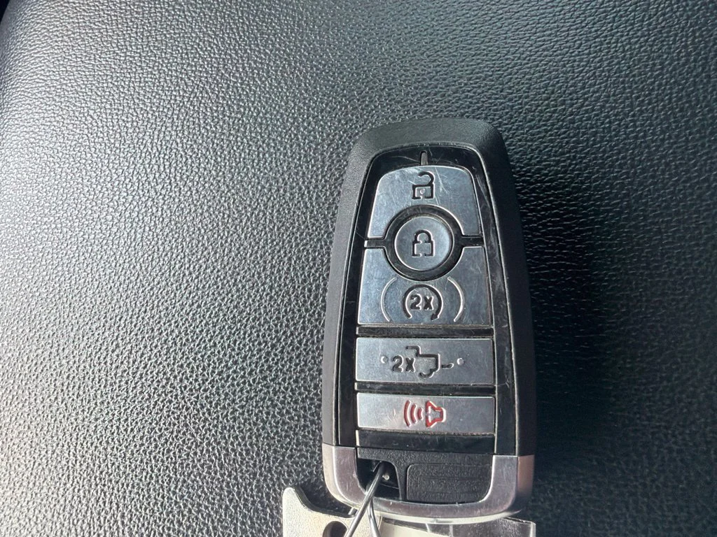 Used 2023 Oxford White Ford XLT image 25