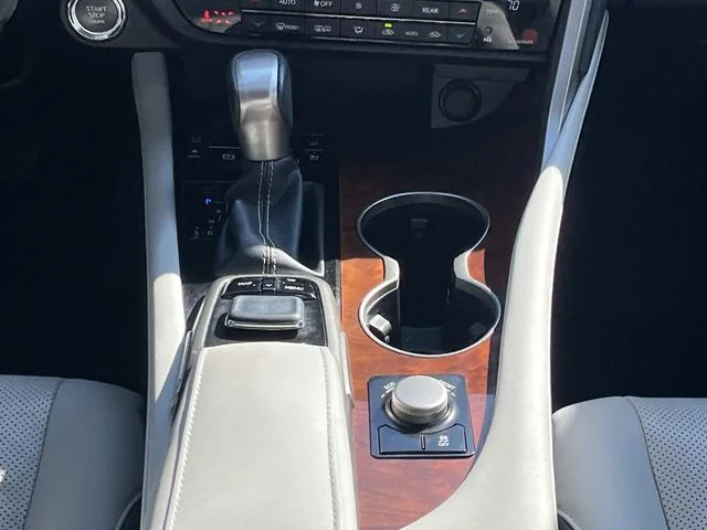 Used 2018 White Lexus 350L image 17