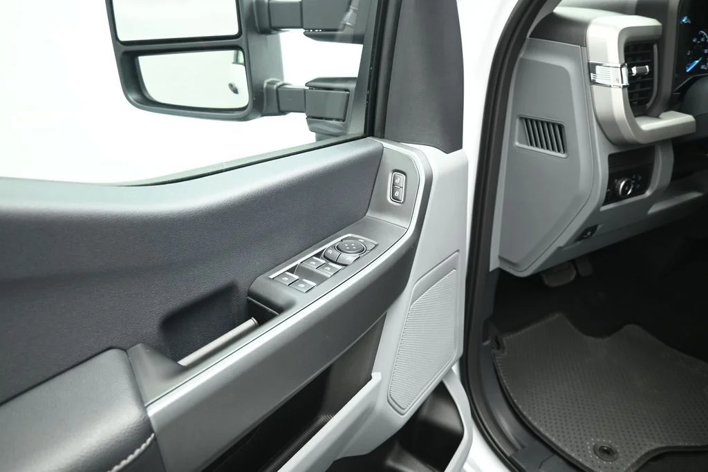 New 2026 Oxford White Ford XL image 7