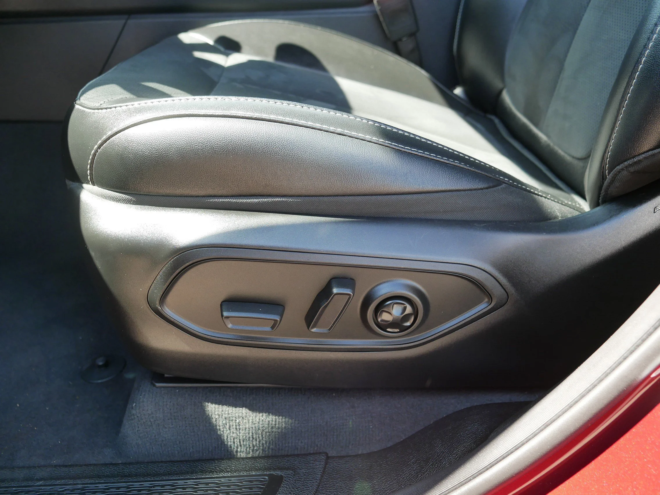 Used 2024 Velvet Red Pearlcoat Jeep Altitude X image 20