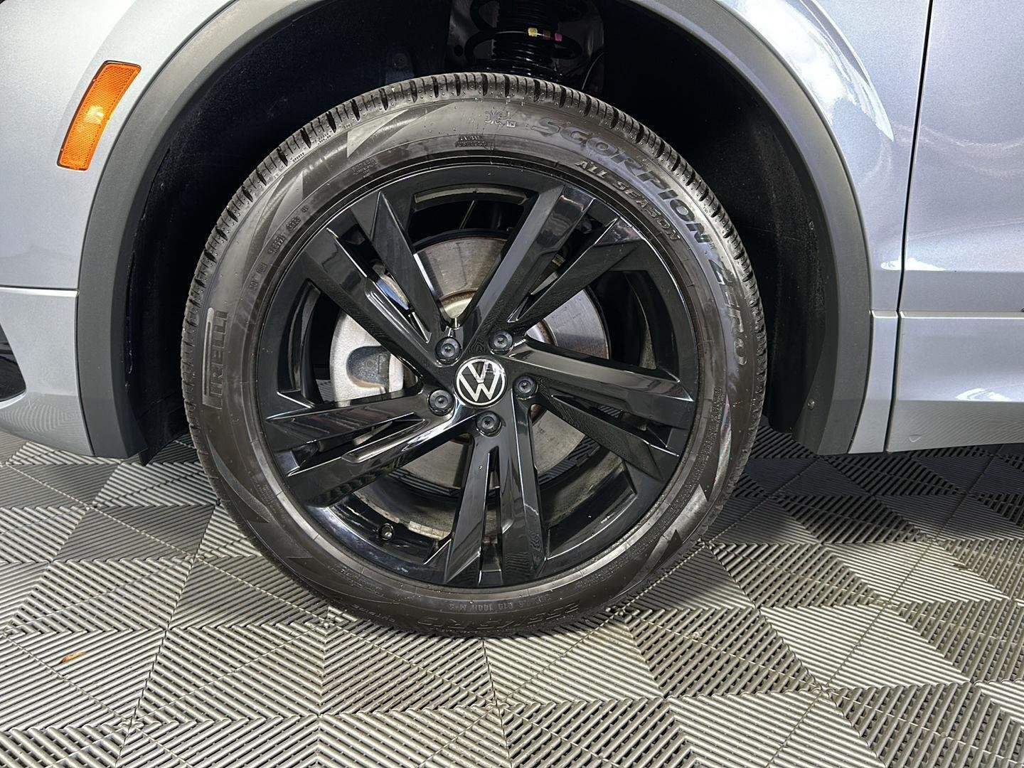 Used 2024 Pyrite Silver Metallic Volkswagen SE R-Line Black image 20