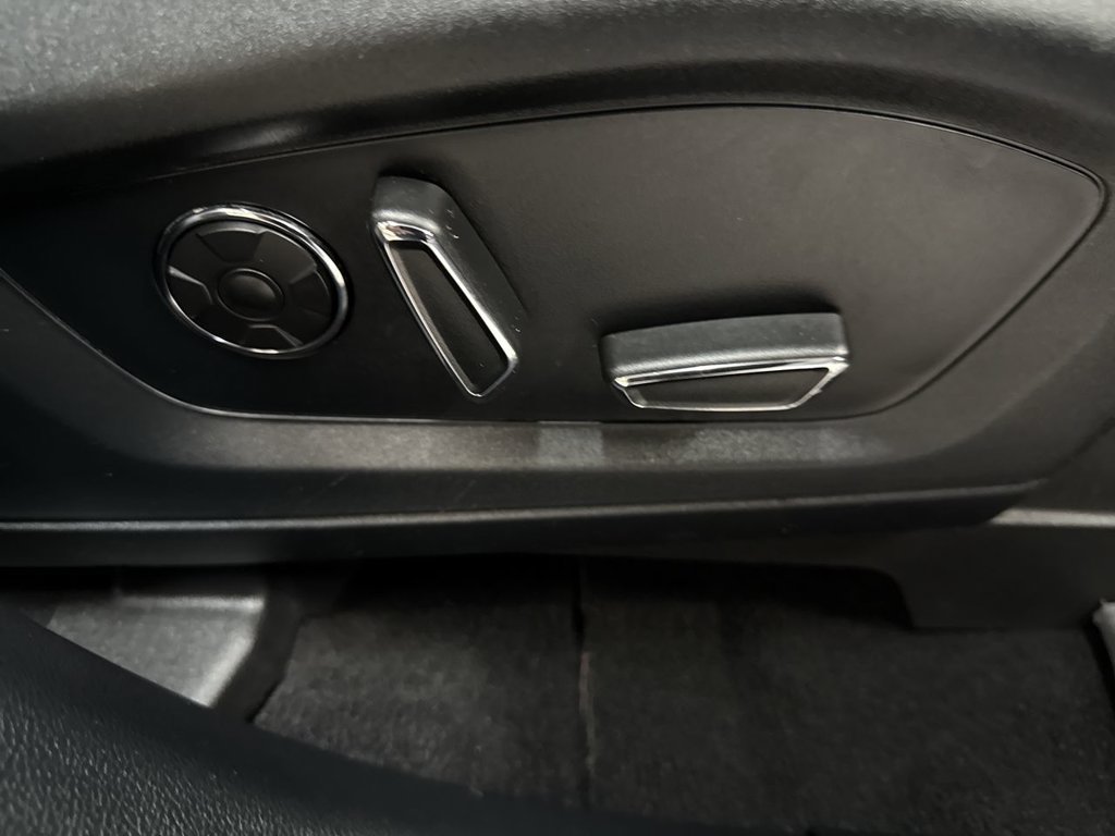 Used 2020 Black Metallic Ford Platinum image 33