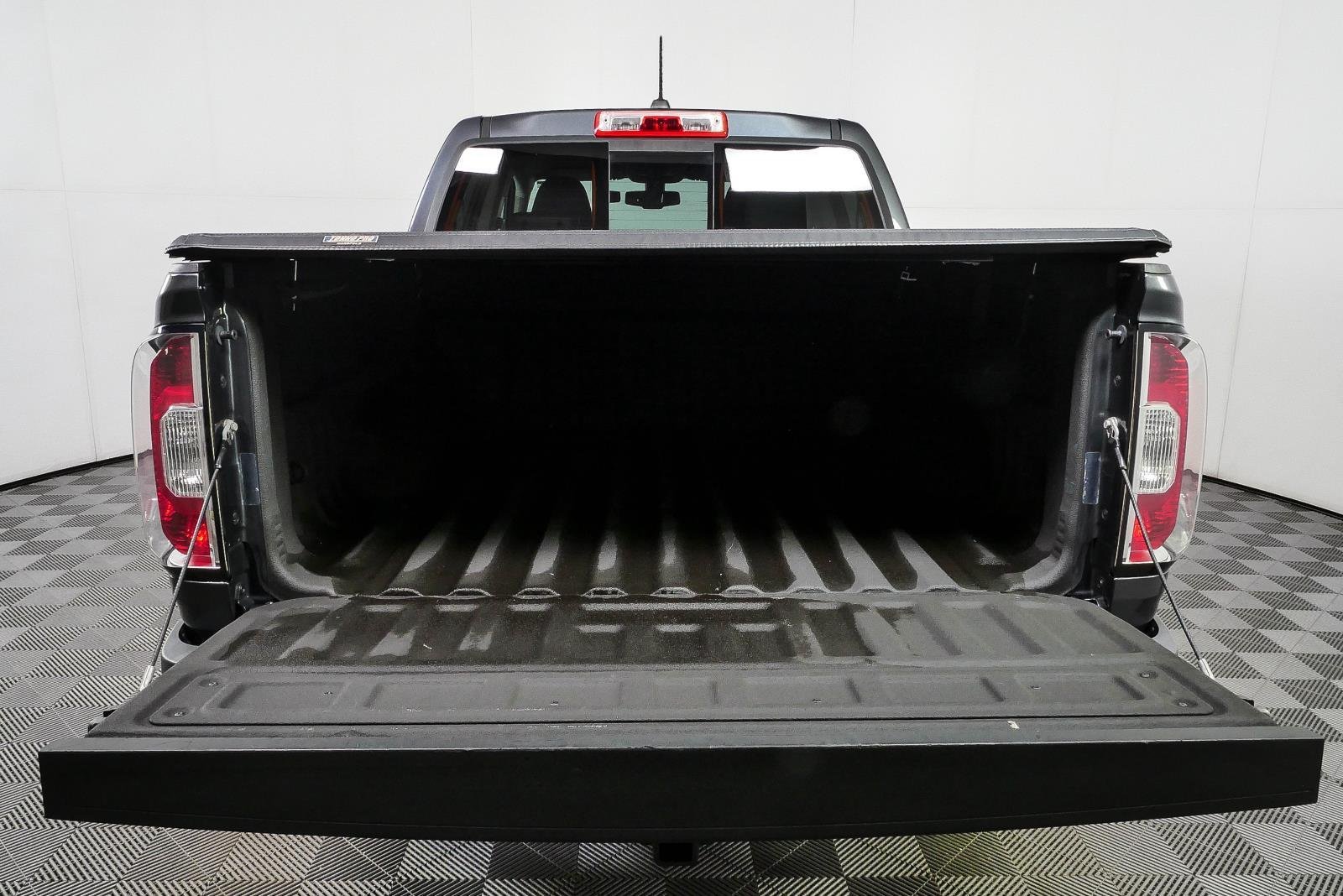 Used 2016 CYBER GRAY METALLIC GMC 4WD SLE image 28